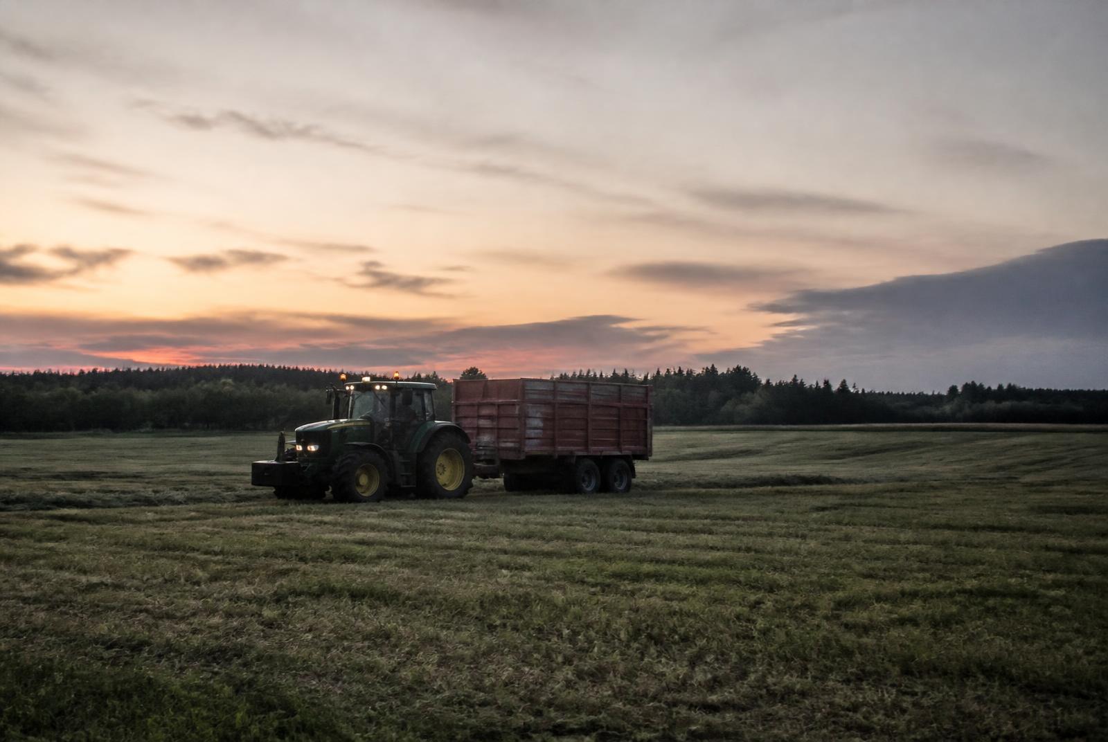 Traktor på ett fält i det gotländska landskapet